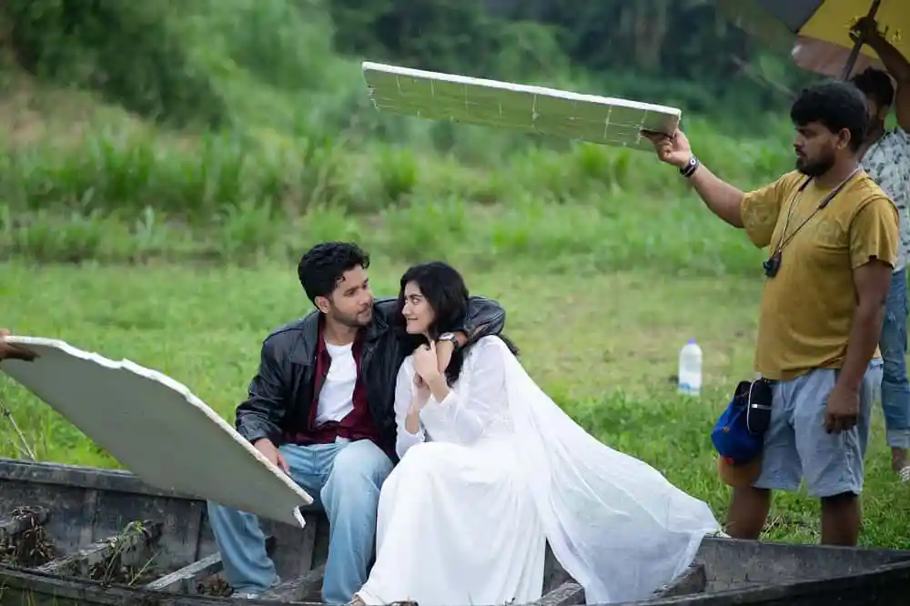 শুটিং সেটে প্রেমিক-প্রেমিকা, পেছনে ক্যামেরা ও প্রোডাকশন টিম. Channel i News - চ্যানেল আই নিউজ