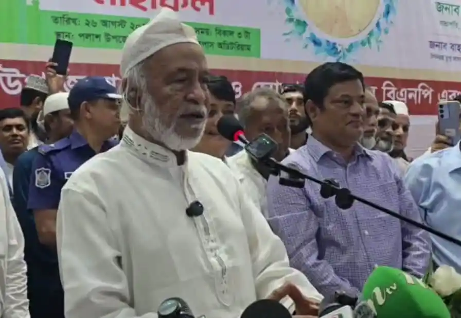 প্রধানমন্ত্রী বক্তৃতা দিচ্ছেন, পাশে পুলিশ ও সাংবাদিকরা উপস্থিত. Channel i News - চ্যানেল আই নিউজ