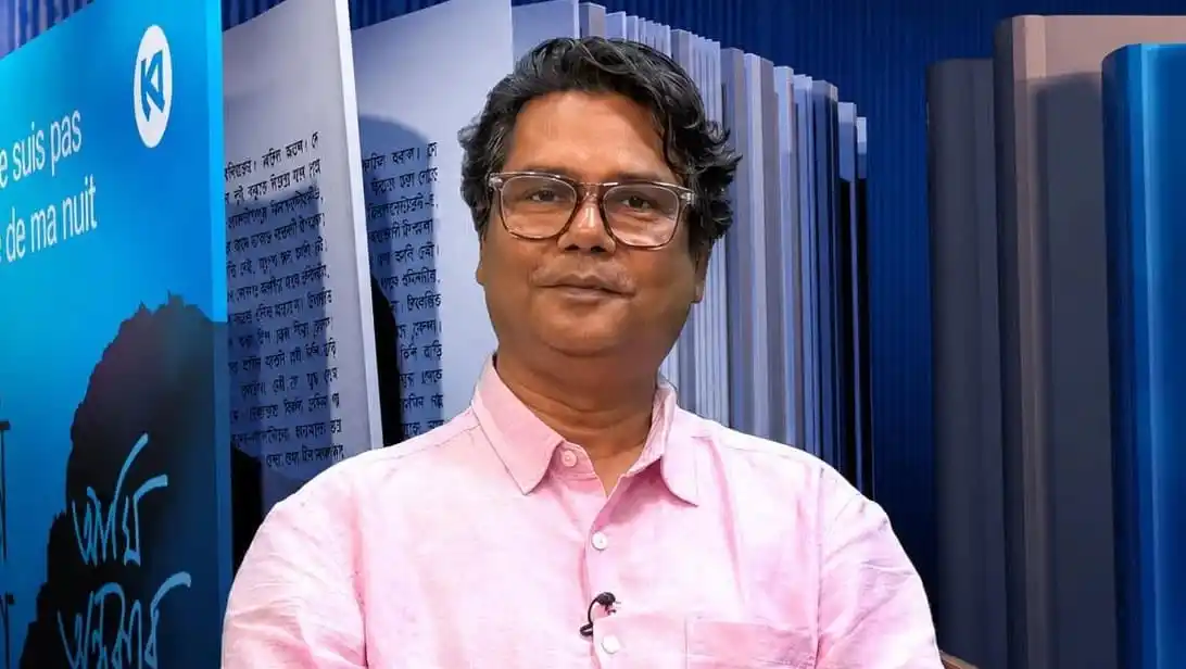 মুম রহমান কোরিয়ার গোল্ডেন পেন অ্যাওয়ার্ড গ্রহণ করছেন. Channel i News - চ্যানেল আই নিউজ