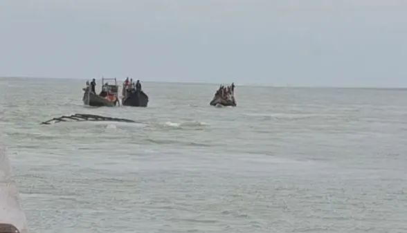 বঙ্গোপসাগরে নৌকা ডুবিতে উদ্ধারকর্মীরা উদ্ধার কাজ চালাচ্ছে. Channel i News - চ্যানেল আই নিউজ