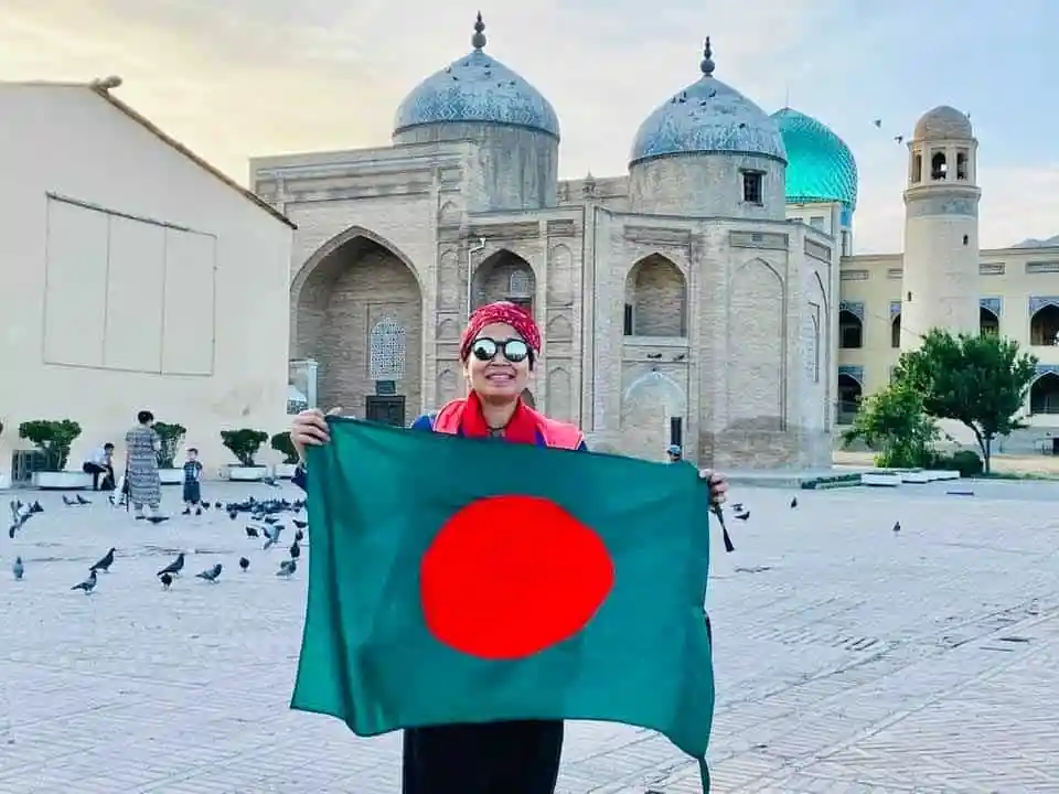 নাজমুন নাহার বিশ্ব ভ্রমণে বাংলাদেশের পতাকা হাতে. Channel i News - চ্যানেল আই নিউজ