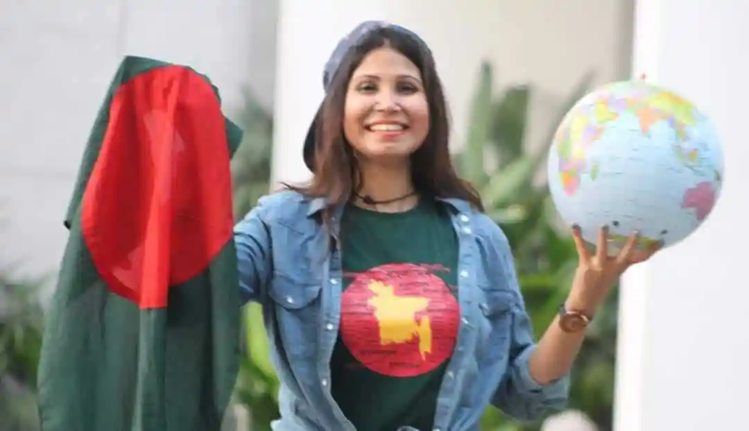 নাজমুন নাহার বিশ্ব মানচিত্রের সাথে বাংলাদেশের পতাকা ধরে দাঁড়িয়ে. Channel i News - চ্যানেল আই নিউজ