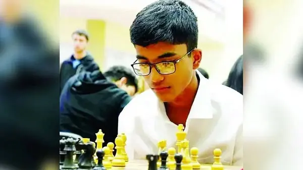 বাংলাদেশের যুব চেস খেলোয়াড় মনোযোগ দিয়ে খেলছে. Channel i News - চ্যানেল আই নিউজ