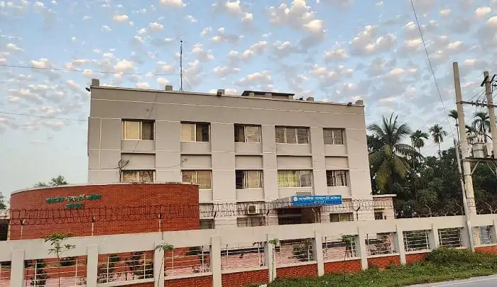নির্মাণাধীন বা পুরনো ভবন, আকাশে কিছু মেঘ ও সূর্যের আলো. Channel i News - চ্যানেল আই নিউজ