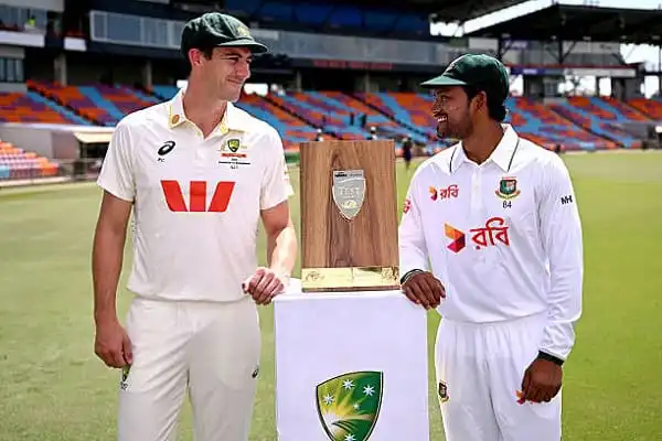 অস্ট্রেলিয়া ও বাংলাদেশ ক্রিকেট দলের খেলোয়াড়রা ট্রফি হাতে নিয়ে আলোচনা করছে. Channel i News - চ্যানেল আই নিউজ