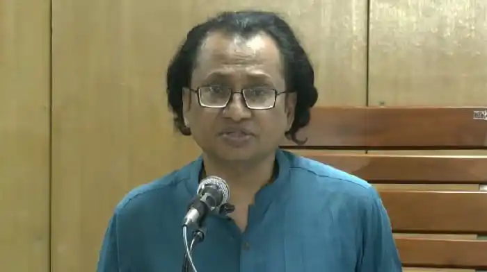 প্রধানমন্ত্রীর উপদেষ্টার বক্তৃতা, পেছনে কাঠের দেওয়াল ও মাইক্রোফোন. Channel i News - চ্যানেল আই নিউজ