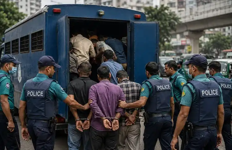 রাজধানীতে একদিনে ৫ শতাধিক গ্রেপ্তার, পুলিশ অভিযান চালাচ্ছে. Channel i News - চ্যানেল আই নিউজ