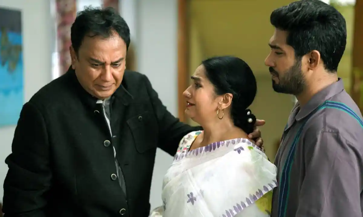 নাটকের দৃশ্যে তিনজন চরিত্রের সংলাপের মুহূর্ত. Channel i News - চ্যানেল আই নিউজ