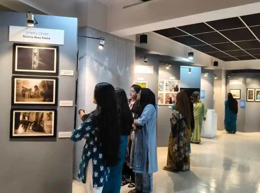 সেন্ট্রাল উইমেন্স ইউনিভার্সিটির সাংবাদিকতা বিভাগে আলোকচিত্র প্রদর্শনী. Channel i News - চ্যানেল আই নিউজ
