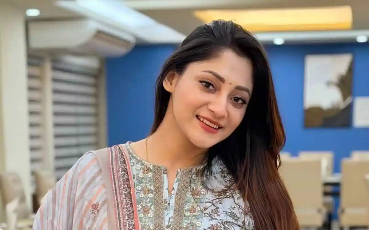 নায়িকা পূজা হাসিমুখে ক্যামেরার সামনে দাঁড়িয়ে আছেন. Channel i News - চ্যানেল আই নিউজ