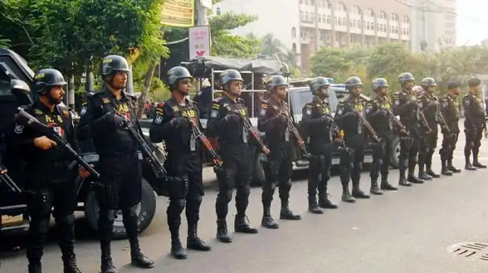 বাংলাদেশের পুলিশ সদস্যরা নিরাপত্তা নিশ্চিত করতে দাঁড়িয়ে রয়েছে. Channel i News - চ্যানেল আই নিউজ