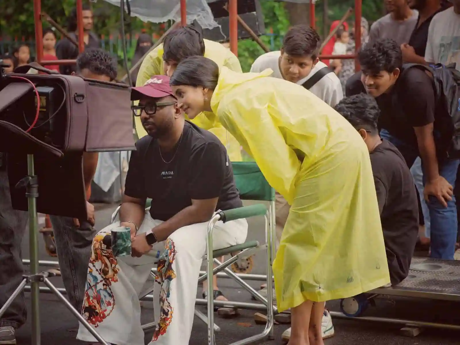 অভিনেতা চঞ্চল এক অনুষ্ঠানে দর্শকদের সাথে মজা করছেন. Channel i News - চ্যানেল আই নিউজ
