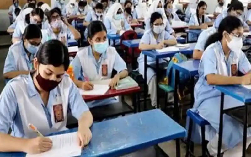 এসএসসি পরীক্ষার্থীরা পরীক্ষার হলে মুখে মাস্ক পরে বসে পরীক্ষা দিচ্ছে।. Channel i News - চ্যানেল আই নিউজ