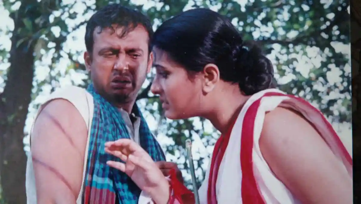 দুজন ব্যক্তি গোপন কথোপকথনে লিপ্ত, প্রকৃতি ব্যাকড্রপে. Channel i News - চ্যানেল আই নিউজ