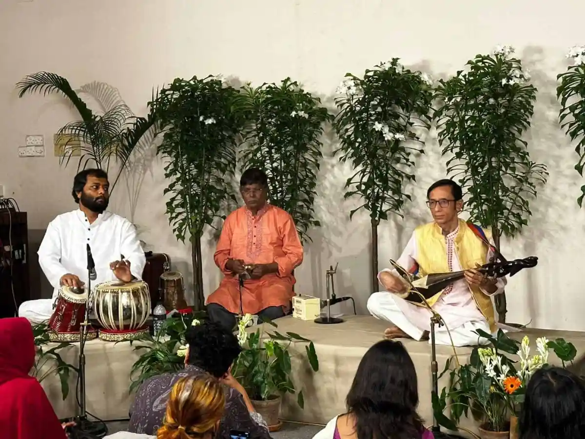 তিনজন শিল্পী যন্ত্রসংগীত পরিবেশন করছেন, দর্শকরা উপভোগ করছেন. Channel i News - চ্যানেল আই নিউজ