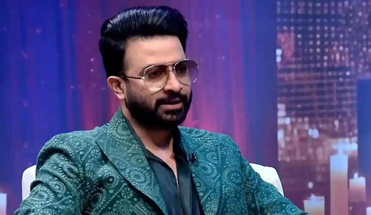 শাকিব খান এক সাক্ষাৎকারে বসে আছেন, পটভূমিতে শহরের আলো. Channel i News - চ্যানেল আই নিউজ