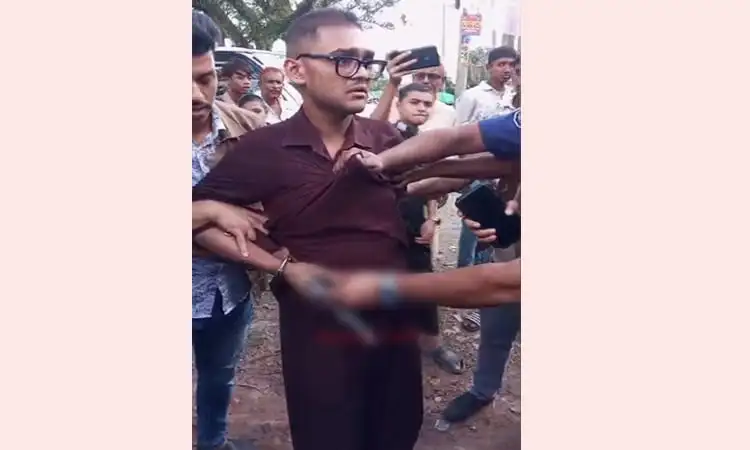 নিরাপত্তা বাহিনীর হাতে যুবক আটক, পিস্তলসহ গ্রেপ্তার. Channel i News - চ্যানেল আই নিউজ