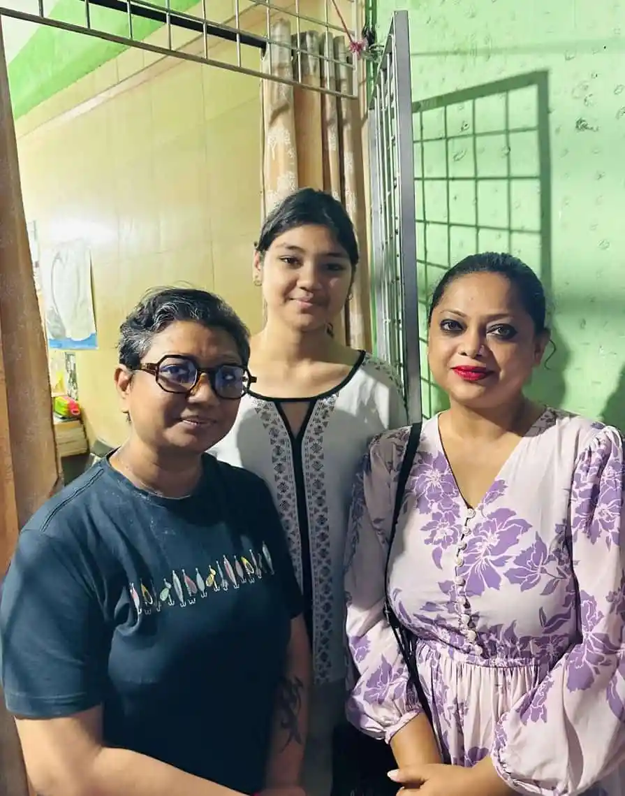 তিন নারী সীমান্তে মায়ের মরদেহ নিয়ে যাত্রা করছেন. Channel i News - চ্যানেল আই নিউজ