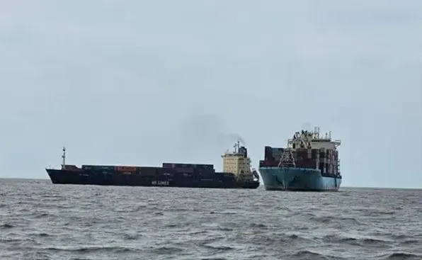 চট্টগ্রাম বন্দরে দুই বিদেশি জাহাজের মধ্যে সংঘর্ষের ছবি. Channel i News - চ্যানেল আই নিউজ