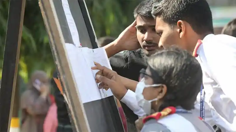 ছাত্ররা ফলাফল দেখছে, কিছু ছাত্র উচ্ছ্বাসে ভাসছে. Channel i News - চ্যানেল আই নিউজ