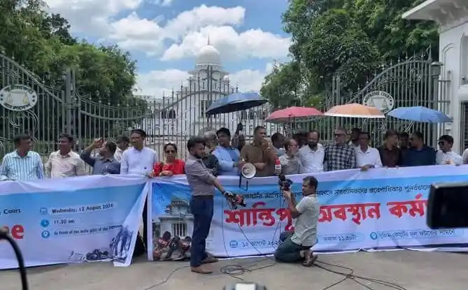 সাংবাদিকদের প্রবেশাধিকার চেয়ে আদালত চত্বরে অবস্থান কর্মসূচি. Channel i News - চ্যানেল আই নিউজ
