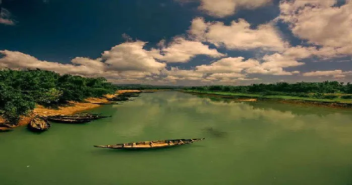 প্রাকৃতিক নদী দৃশ্য, শান্ত জলরাশি ও আকাশের মেঘের ছায়া. Channel i News - চ্যানেল আই নিউজ