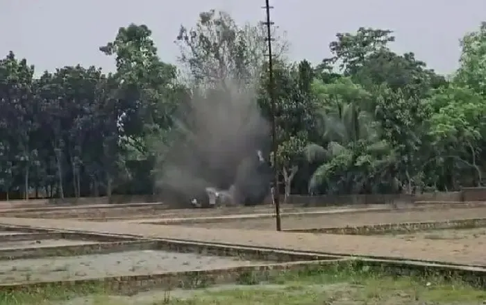 বিস্ফোরণের ফলে ধোঁয়া ও ধ্বংসাবশেষ ছড়িয়ে পড়ছে. Channel i News - চ্যানেল আই নিউজ