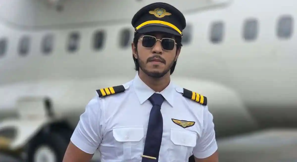 পাইলটের পোশাকে বিমানবন্দরে, তৌসিফকে ঘিরে কৌতূহল!