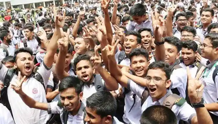 এসএসসি পরীক্ষার ফলাফল নিয়ে ছাত্রদের উচ্ছ্বাস ও আনন্দ. Channel i News - চ্যানেল আই নিউজ