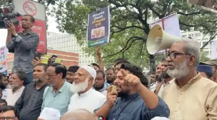 জনতা ও নেতাদের সমাবেশে বক্তারা সরকারের গ্যাস, বিদ্যুৎ, পানির সংকটের প্রতিবাদ করছেন।. Channel i News - চ্যানেল আই নিউজ