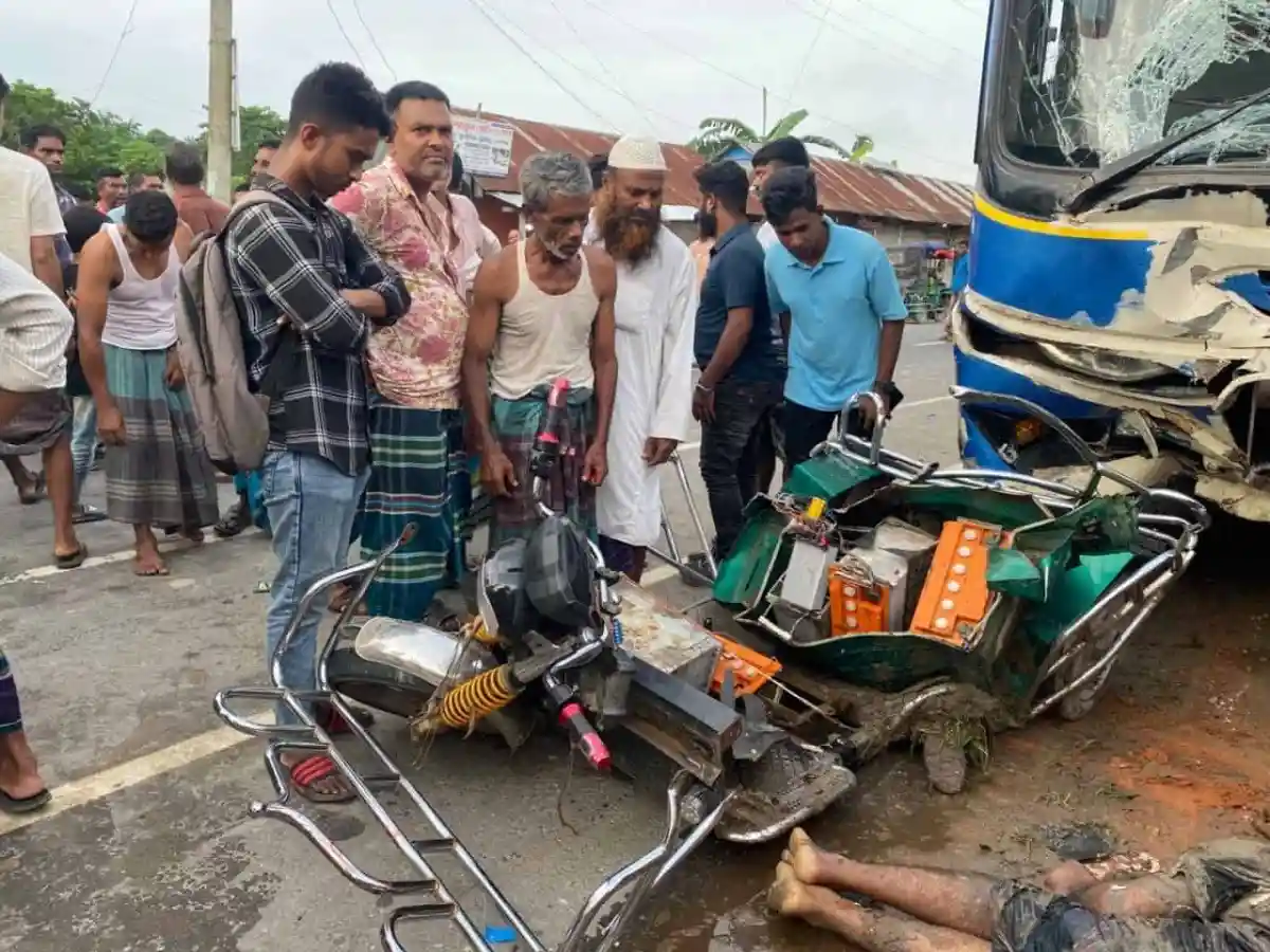 অটোরিকশা ও বাসের মুখোমুখি সংঘর্ষের ছবি, আহত ও নিহতের খবর. Channel i News - চ্যানেল আই নিউজ