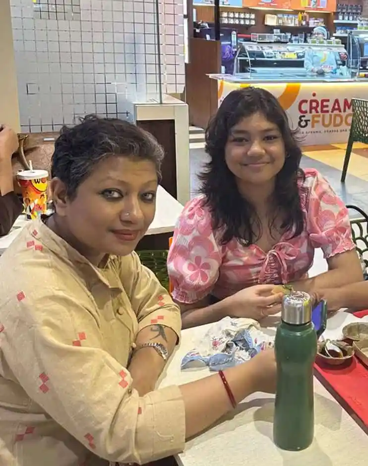 বেঙ্গালুরুর ক্যাফেতে দুই নারী হাসিমুখে বসে আছেন. Channel i News - চ্যানেল আই নিউজ