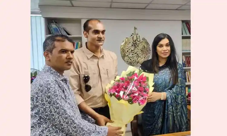 কাজী জেসিনের প্রথম কার্যদিবসে ফুলের তোড়া গ্রহণ করছেন. Channel i News - চ্যানেল আই নিউজ
