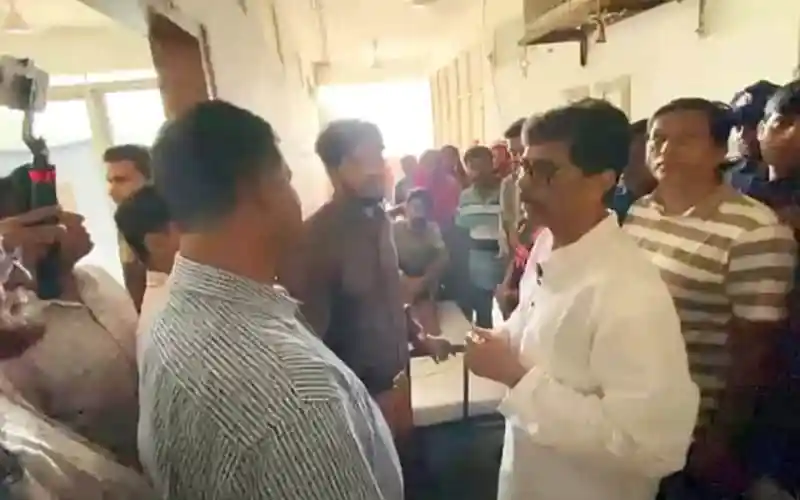 হাসপাতালের শৌচাগার দেখে ক্ষুব্ধ মন্ত্রী, বললেন ‘আমিই পরিষ্কার করব’