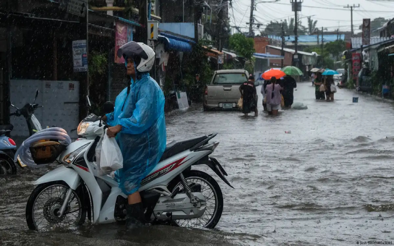 ভারী বৃষ্টিতে ভয়াবহ বন্যা, জরুরি অবস্থা জারি