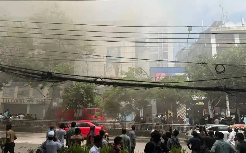 ধানমন্ডিতে আগুন, নিয়ন্ত্রণে কাজ করছে ফায়ার সার্ভিস