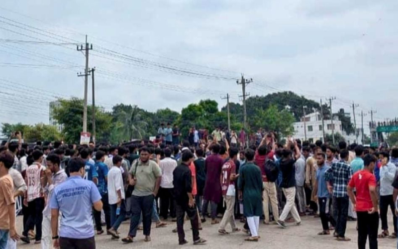 অপ্রতিম হত্যার প্রতিবাদে কুমিল্লায় মহাসড়ক অবরোধ