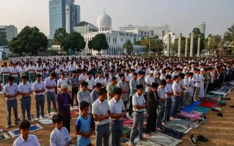 দাবানলে পুড়ছে ইন্দোনেশিয়া, বৃষ্টির জন্য বিশেষ নামাজ