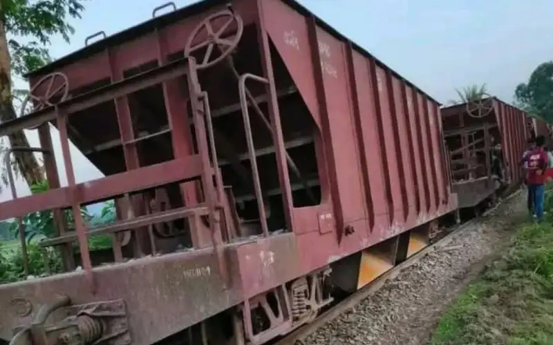 গফরগাঁওয়ে লাইনচ্যুত বগি উদ্ধার: ৬ ঘন্টা পর ট্রেন চলাচল শুরু