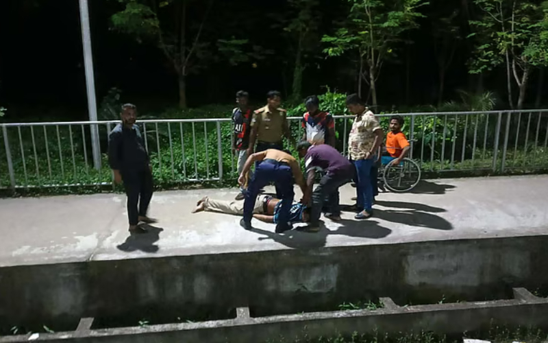 শিক্ষার্থীকে মারধর: রাজশাহী রেলস্টেশনে ভাঙচুর, ৪ জনকে সাময়িক বরখাস্ত