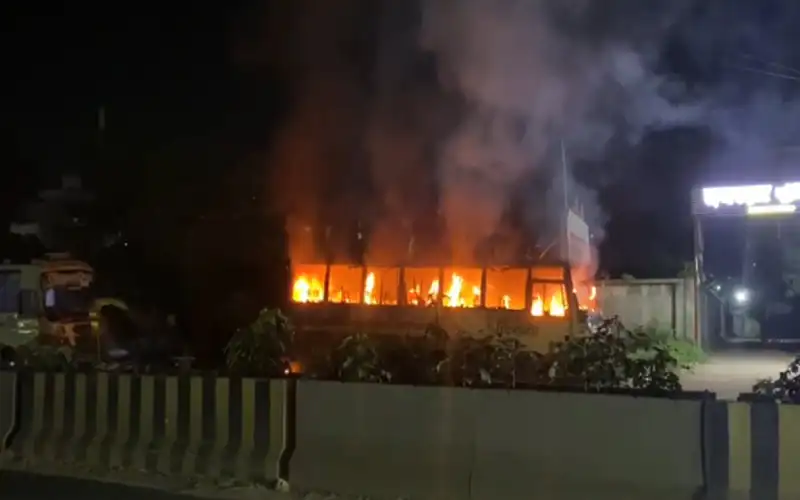 মোহাম্মদপুরে মধ্যরাতে বাসে আগুন নিয়ে যা জানা গেল
