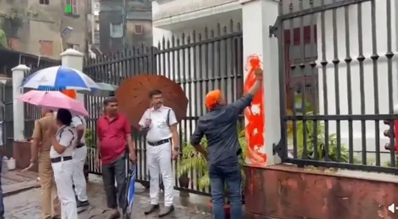 কলকাতায় আনন্দবাজার পত্রিকা ভবনে গেরুয়া রং, ‘জয় শ্রী রাম’ স্লোগান
