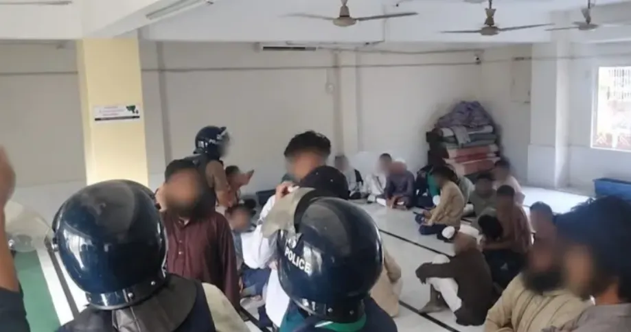 মসজিদে গোপন বৈঠক, ২৩ জন আটক