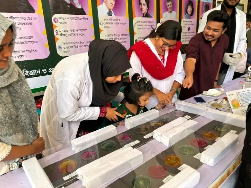 অণুজীবের অদৃশ্য জগৎ থেকে ব্যাকটেরিয়াল আর্ট