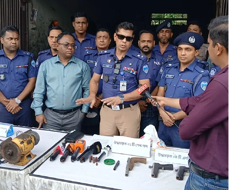 হাটহাজারীতে অস্ত্রসহ গ্রেপ্তার ২
