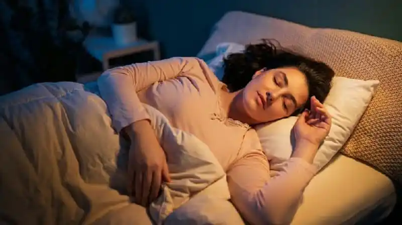 রাতে ঘুমানোর আগে এই ৭ অভ্যাস বদলে দিতে পারে আপনার সকাল