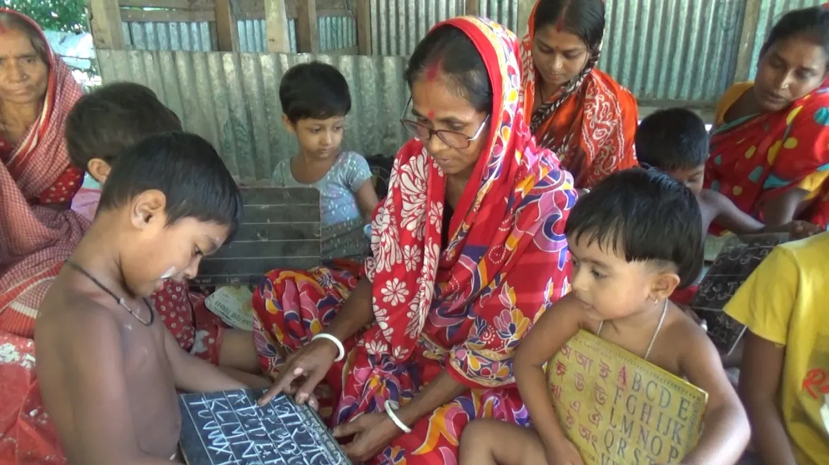 অস্বচ্ছলতার সংসার থেকে পাঠশালা, ৩৭ বছর ধরে শিশুদের পড়াচ্ছেন নমিতা