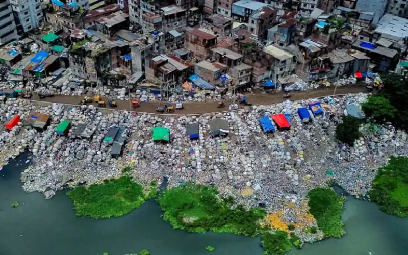 বুড়িগঙ্গার তীরে জমে থাকা বর্জ্য অপসারণ নিয়ে হাইকোর্টের নির্দেশ