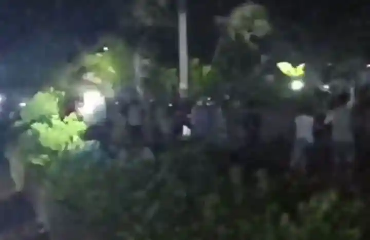 ব্রাহ্মণবাড়িয়ায় টর্চ লাইটের আলো জ্বালিয়ে দুই গ্রামবাসীর সংঘর্ষ