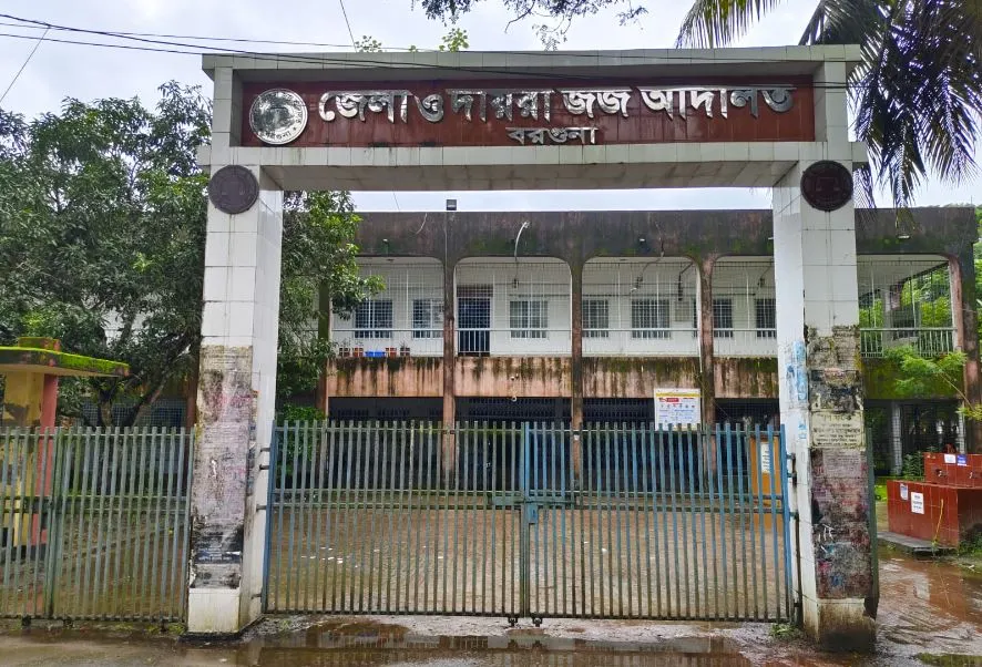 জামিন মঞ্জুর না হওয়ায় এজলাসে আসামির হামলা, ৩ পুলিশ আহত
